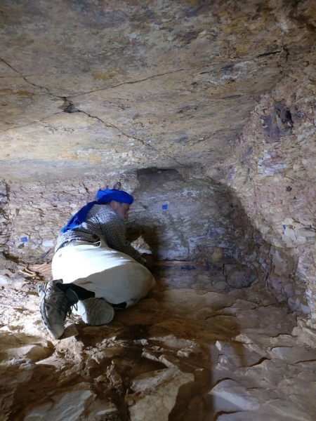 El catedrático emérito de la UGR Miguel Botella, en la tumba QH34 junto a la momia de Sattjeni A (UGR) El catedrático emérito de la UGR Miguel Botella, en la tumba QH34 junto a la momia de Sattjeni A (UGR)