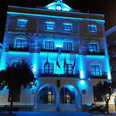 Ayuntamiento de Almuñécar iluminado de azul (AYTO. ALMUÑECAR) 
