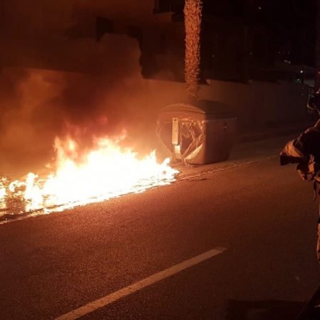 Imagen del incendio del contenedor (AYTO. ALMUÑECAR) 