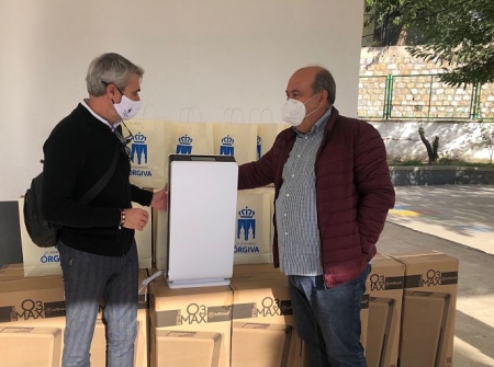 Entrega de los purificadores (AYTO. ÓRGIVA)