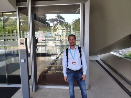 Francisco B. Ortega en la puerta de las instalaciones de las Oficinas Centrales de la OMS en Ginebra (UGR) Francisco B. Ortega en la puerta de las instalaciones de las Oficinas Centrales de la OMS en Ginebra (UGR)