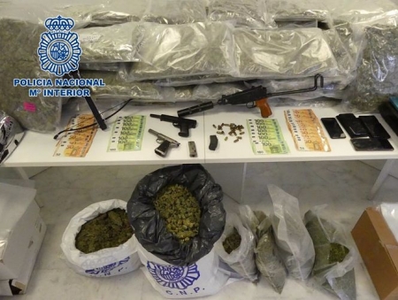 Droga, dinero y efectos intervenidos en la operación policial (POLICÍA NACIONAL) 