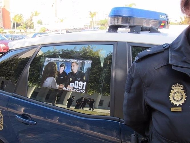 Agente junto a un vehículo policial (POLICÍA NACIONAL/ARCHIVO) 
