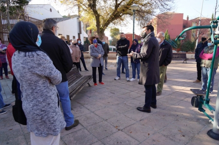 Francisco Cuenca con vecinos de Casería de Montijo (PSOE)