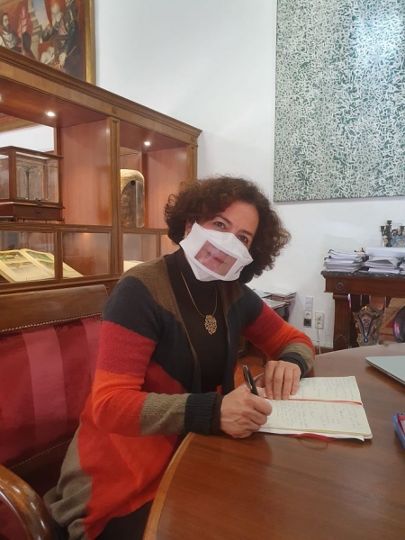 La rectora de la UGR, Pilar Aranda con una de las mascarillas comunicativas (UGR) La rectora de la UGR, Pilar Aranda con una de las mascarillas comunicativas (UGR)