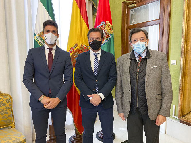 Visita del del director del IAJ al Ayuntamntamiento de Granada (JAVIER ALGARRA / AYUNTAMIENTO)