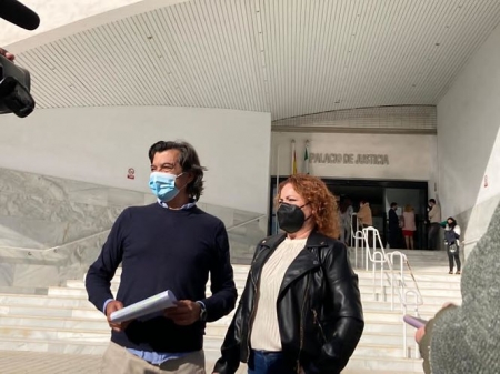 José LLorente y Mari Carmen Pérez tras la presentación de la denuncia (IU)