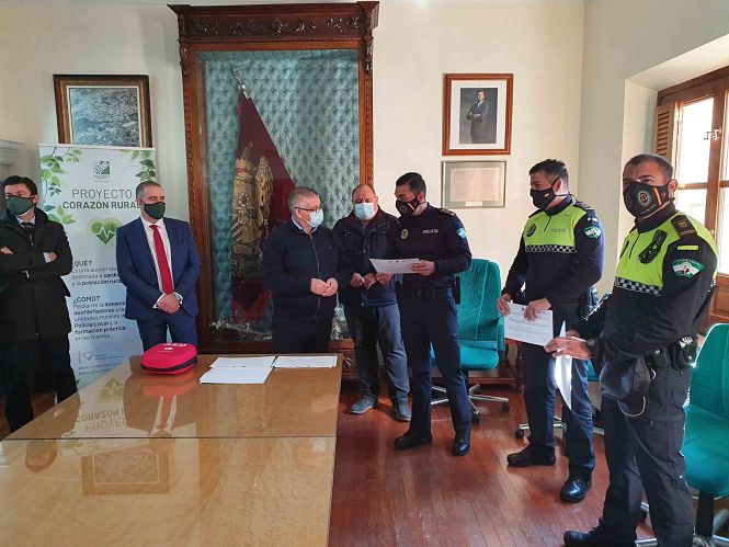 Imagen de la entrega deld esfibrilador (AYTO. GUADIX)