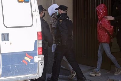 Rafael Amargo y su pareja salen esposados de la Comisaría (ÓSCAR ORTIZ - EUROPA PRESS) 