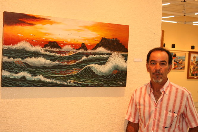 José Cabrera junto a una de sus obras (AAYTO. ALMUÑÉCAR)