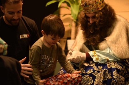 El rey Gaspar entrega un regalo a un menor (AYTO. SOPORTÚJAR)