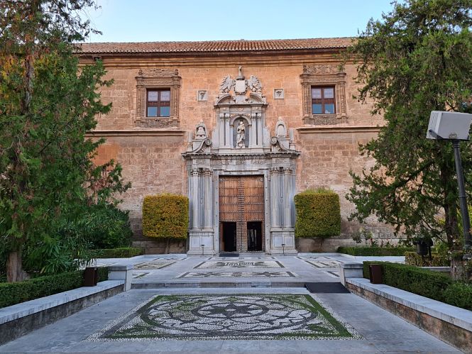 Fachada del Hospital Real, sede del Rectorado de la UGR (MÁS GRANADA)