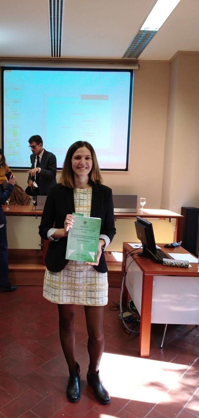 Maria del mar Haro posa con la tesis (UGR)