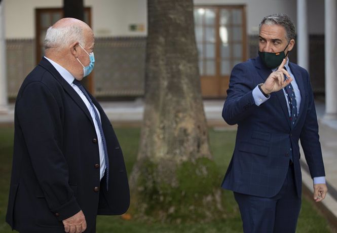 El consejero de Salud y Familias, Jesús Aguirre (i), junto al consejero de Presidencia, Elías Bendodo (d), en imagen de archivo (MARÍA JOSÉ LÓPEZ / EUROPA PRESS)