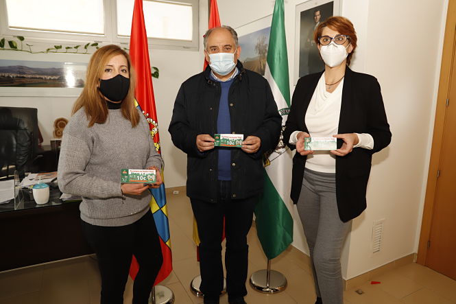 La concejala del OAL, el alcalde y la gerente del OAL de Huétor Tájar presentan la campaña de bonos de compra para esta Navidad (AYTO. HUÉTOR TÁJAR) 