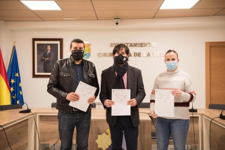 De izq. a decha.: Fernando Novi, en representación de Bidhara Educación; Antonio Narváez, Alcalde de Churriana; Lourdes Ramírez, Primera Teniente de Alcalde (IULIANA DRAGOI) 