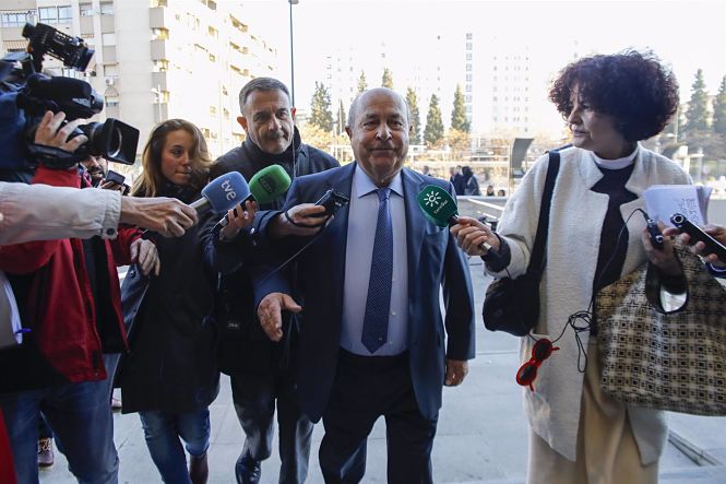El exalcalde de Granada José Torres Hurtado, llegando al macrojuicio por el caso Serralo  (ÁLEX CÁMARA - EUROPA PRESS)