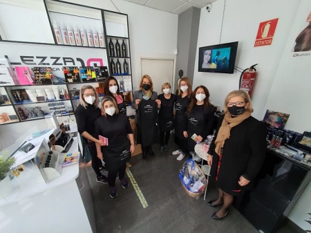 Imagen de la visita a una de las peluquerías (AYTO. MOTRIL)