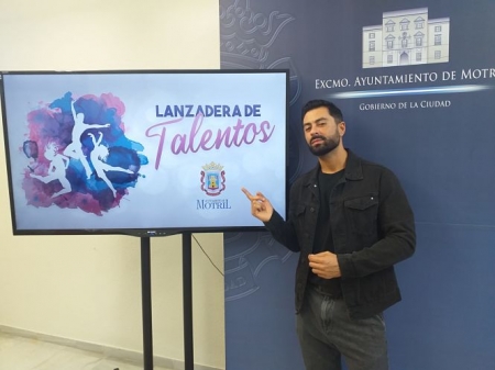 El artista motrileño, Javi Mota (AYTO. MOTRIL)