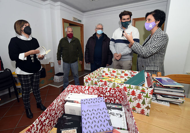 Imagen de la entrega de los libros (R. MARTÍNEZ / DIPGRA)