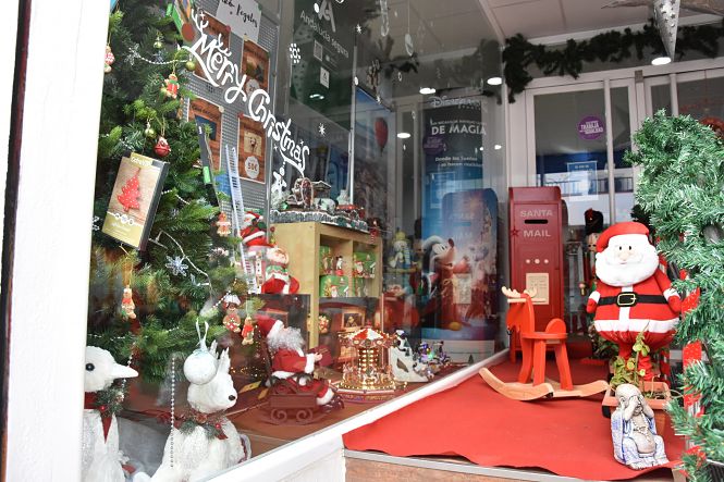 Escaparate navideño de Basti Viajes (AYTO. BAZA)