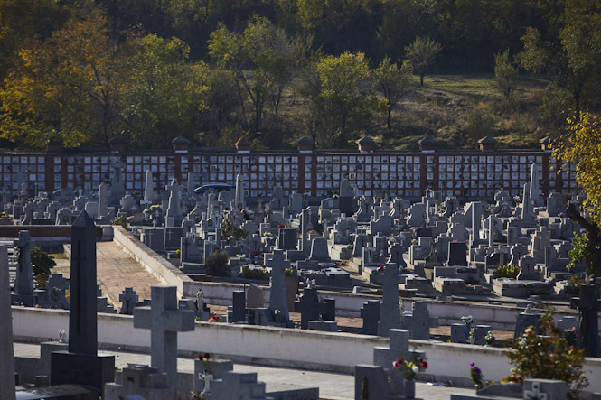 Tumbas con cruces cristianas en el recinto del Cementerio de la Almudena (JESÚS HELLÍN - EUROPA PRESS) 