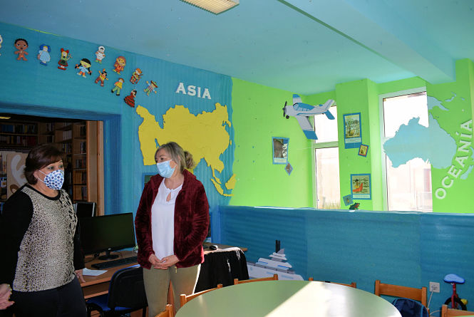 La Cocnejala de CUltura, Toñi Guerrero y la encargada de la Biblioteca, Gabi Izquierdo (AYTO. ALBOLOTE)