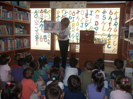 Actividad infantil en la Biblioteca de Otura (AYTO. OTURA)