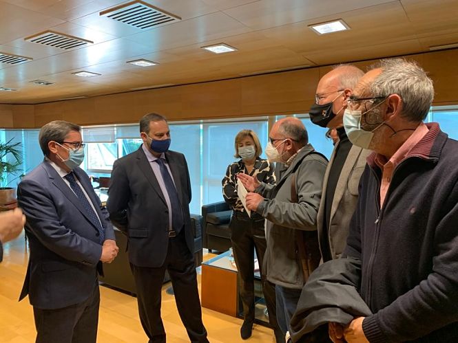 Imagen de la entrega de la carta (GRANADA POR EL TREN)