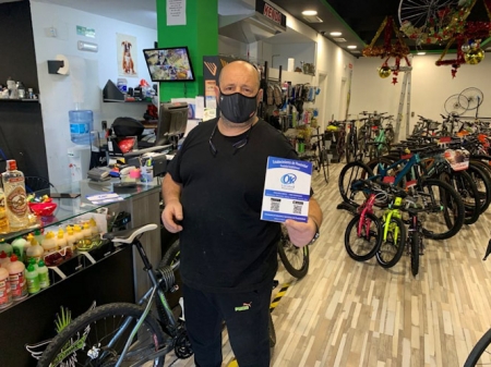 Uno de los comerciantes con el dispositivo (AYTO. ALMUÑECAR) 