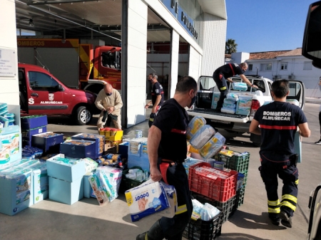 Bomberos con los productos recaudados (AYTO. ALMUÑECAR) 
