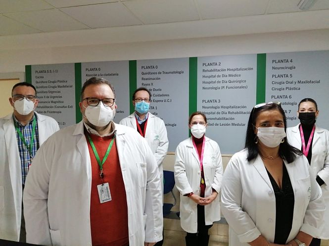 La directora gerente, María Ángeles García Rescalvo, con el equipo directivo de Neurotraumatología y Rehabilitación (JUNTA) 