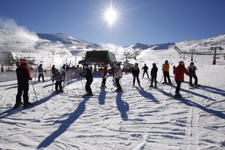 Esquiadores con mascarillas en la estación de esquí de Sierra Nevada, el pasado fin de semana (ÁLEX CÁMARA - EUROPA PRESS) Esquiadores con mascarillas en la estación de esquí de Sierra Nevada, el pasado fin de semana (ÁLEX CÁMARA - EUROPA PRESS)