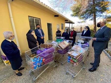 Distribuyen dulces navideños y mantas en entidades y comedores sociales de Granada (AYUNTAMIENTO DE GRANADA) Distribuyen dulces navideños y mantas en entidades y comedores sociales de Granada (AYUNTAMIENTO DE GRANADA)