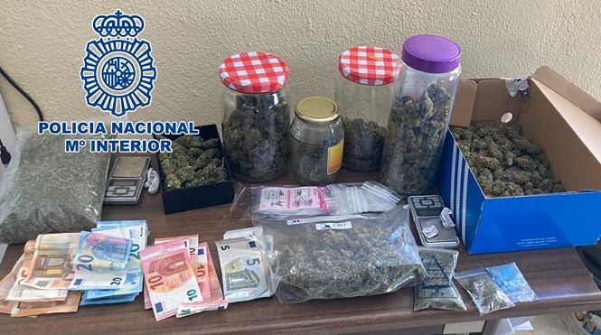 Drogas y efectos intervenidos en el piso (POLICÍA NACIONAL)