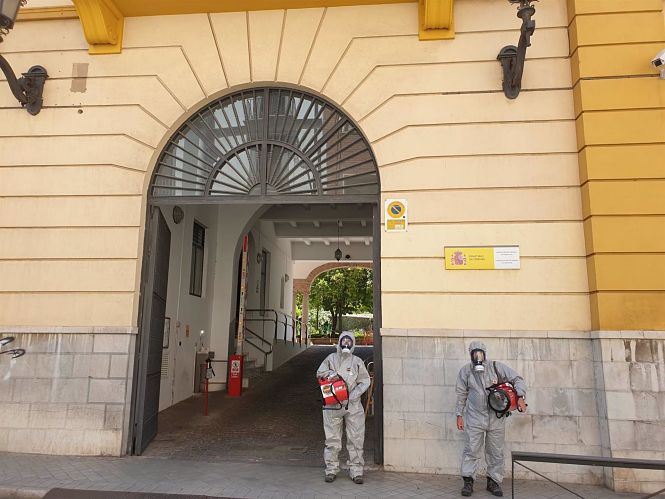 Miembros de la AGCS aplicando ozono en la Subdelegacion de Defensa en Granada (AGCS) 