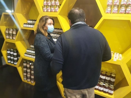 Carmen Crespo durante su visita al museo de la miel (JUNTA DE ANDALUCÍA) 