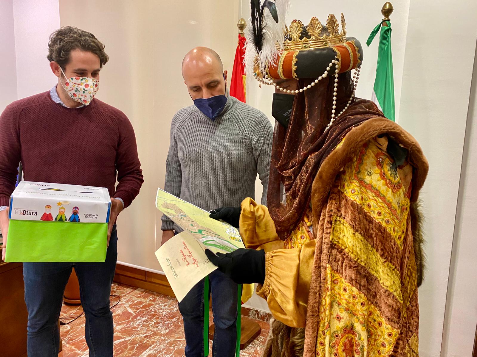 El concejal de Fiestas y el alcalde de Otura entregando el salvoconducto al Emisario Real (AYTO. OTURA) 