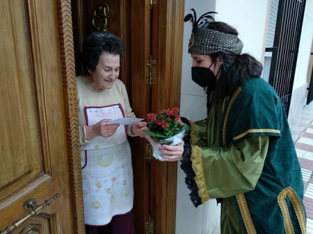 El Paje Real entrega sus cartas a varios vecinos mayores de Huétor Tájar (AYTO. HUÉTOR TÁJAR) 