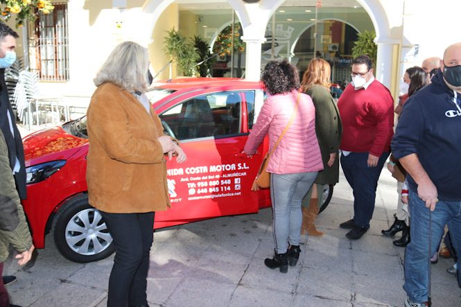 La ganadora toma posesión de su premio (AYTO. ALMUÑECAR) 