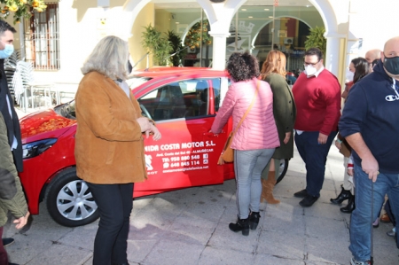 La ganadora toma posesión de su premio (AYTO. ALMUÑECAR) 