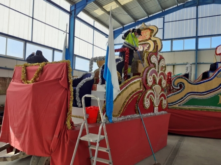 los operarios municipales ultiman los detalles de las carrozas (AYTO. VEGAS DEL GENIL) 