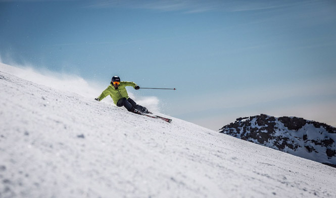 Un esquiador desciende por una pista en Sierra Nevada (JUNTA DE ANDALUCÍA) 
