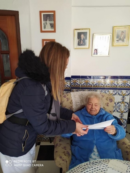 Imagen de la entrega de una carta a un mayor (AYTO. CÚLLAR VEGA) 