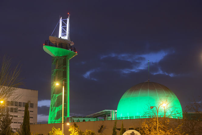 Torre del Parque de las Ciencias iluminada de verde (PARQUE DE LAS CIENCIAS) 