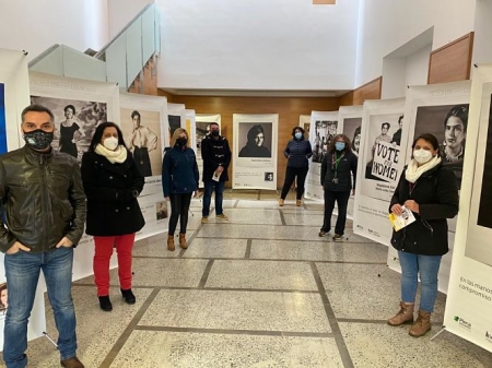 Las autoridades vegueñas visitan la exposición en la Casa de la Cultura (AYTO. VEGAS DEL GENIL)