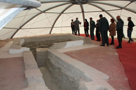 Visita de la Subdelegada al Túmulo 20 de la Necrópilis, en Galera (SUBDELEGACIÓN / ARCHIVO)