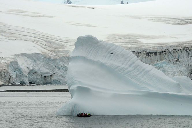 Muestreo de un iceberg durante la campaña Powell 2020 cerca de la Base Antártica Española Juan Carlos I (JOSÉ ABEL FLORES) 