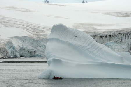 Muestreo de un iceberg durante la campaña Powell 2020 cerca de la Base Antártica Española Juan Carlos I (JOSÉ ABEL FLORES) Muestreo de un iceberg durante la campaña Powell 2020 cerca de la Base Antártica Española Juan Carlos I (JOSÉ ABEL FLORES)