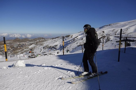 Esquiadores con mascarillas en la estación de esquí de Sierra Nevada, en la apertura de la temporada (ÁLEX CÁMARA - EUROPA PRESS) 